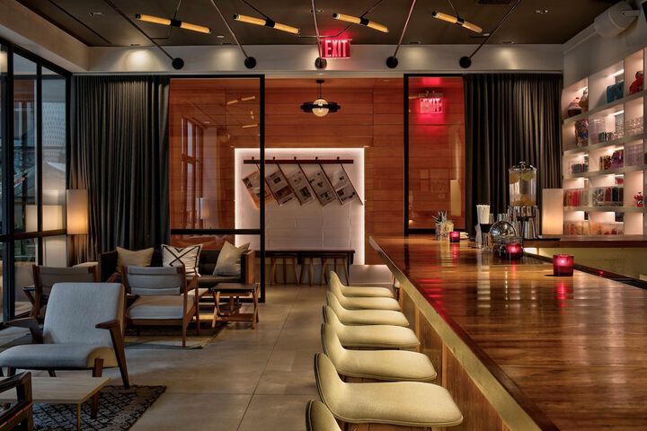 Lounge 127 of 143