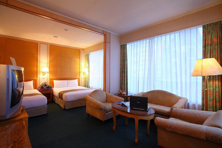 Room 9 of 32
