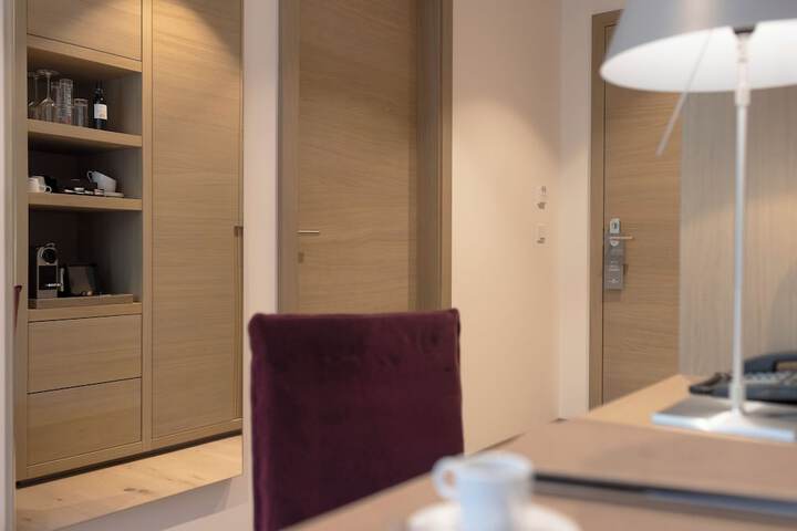 Room 6 of 100