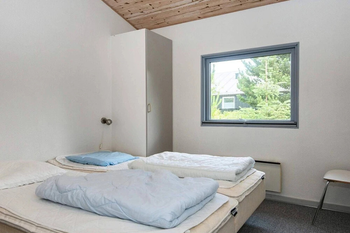 Room 5 of 16
