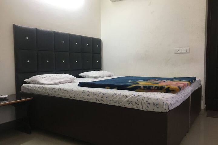 Room 2 of 27