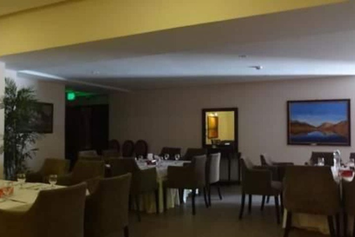 Dining 7 of 27