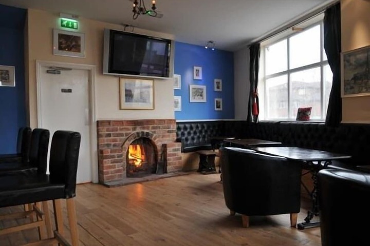 Lounge 12 of 15