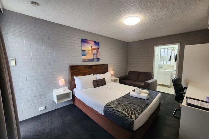 Room 33 of 46