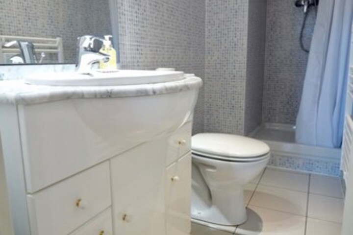 Room 4 of 28