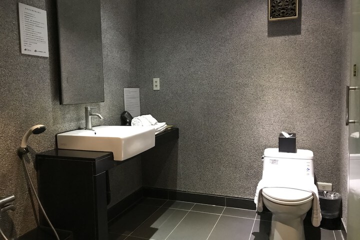 Room 53 of 106