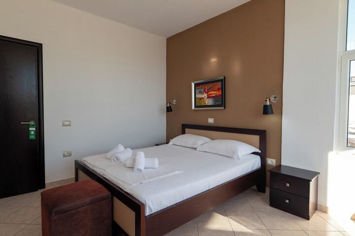Room 5 of 96