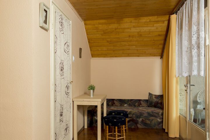 Room 7 of 60