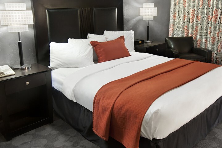 1 Queen Bed (7 of 9)