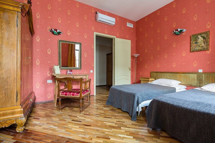 Room 8 of 151