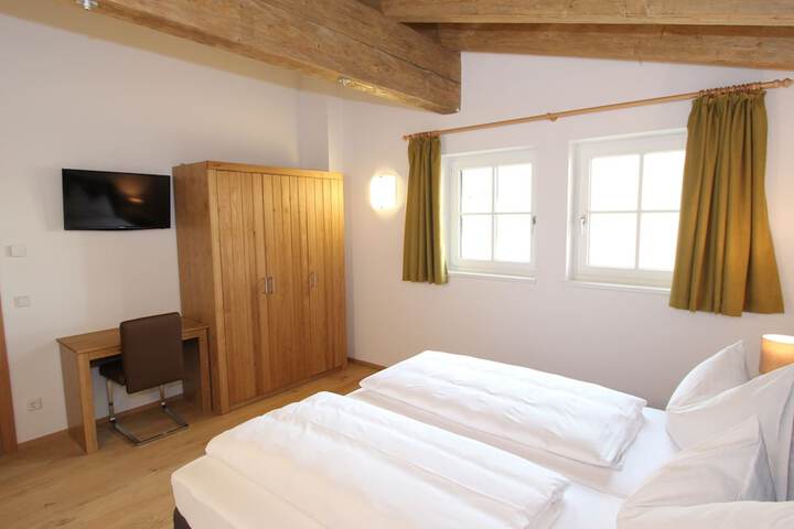 Room 6 of 33