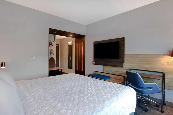 1 King Bed (1 of 18)