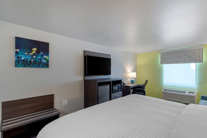 1 King Bed (15 of 16)