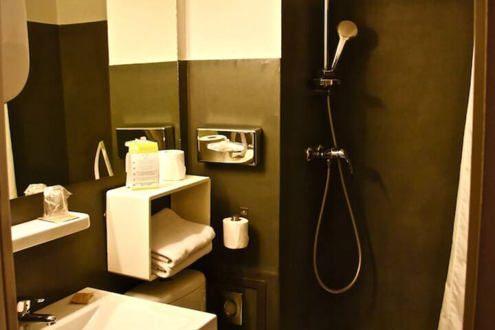 Room 52 of 77