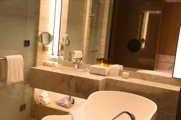 Room 32 of 100
