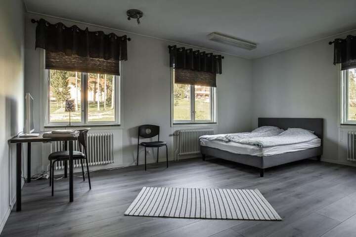 Room 5 of 16