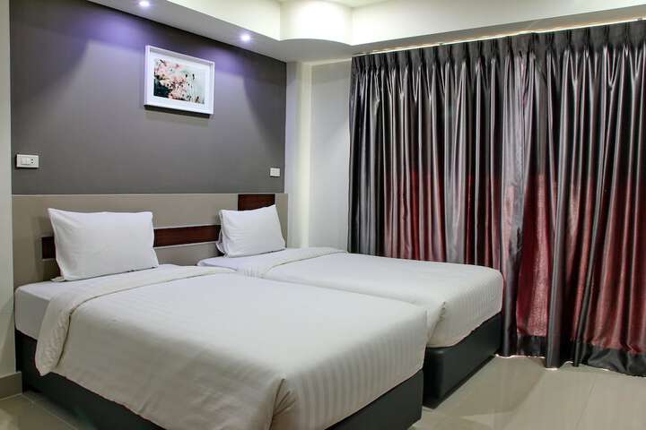 Room 9 of 80