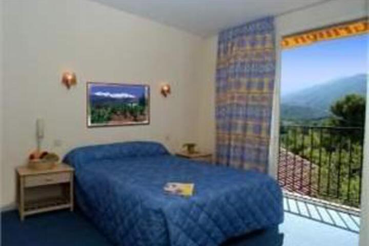 Room 3 of 8