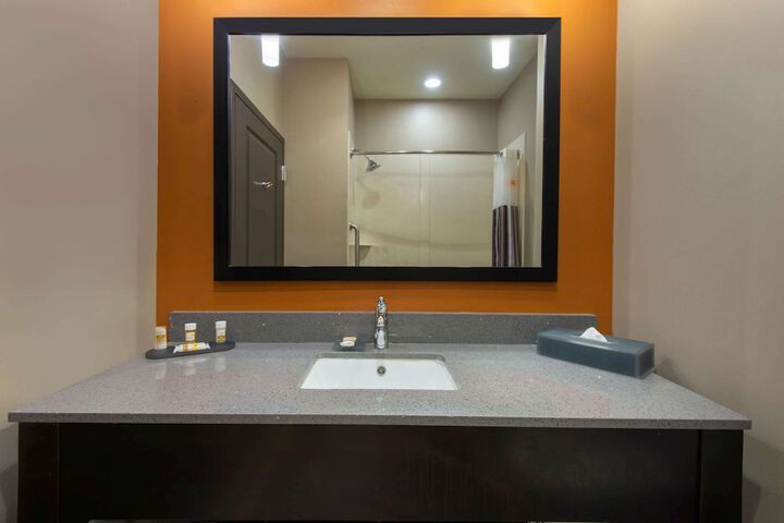 2 Queen Beds Mobility Hearing Impaired Accessible Room (4 of 8)