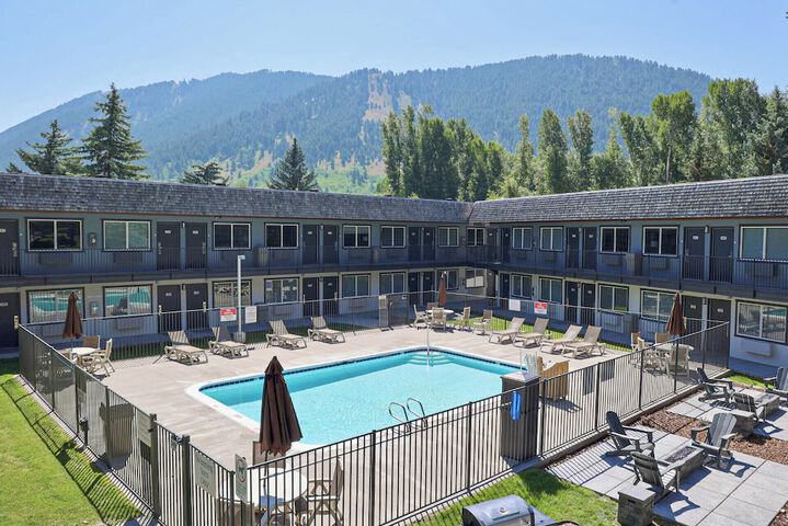 Pool Hotel
