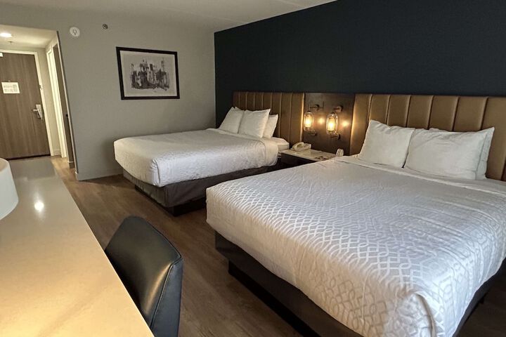 2 Double Beds Desk Microwave and Refrigerator WiFi Keurig Coffee Maker Full Breakfast (8 of 10)