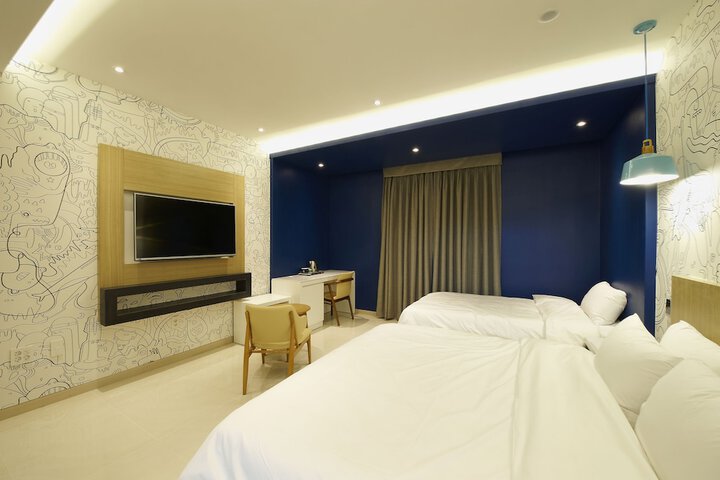 Room 13 of 37