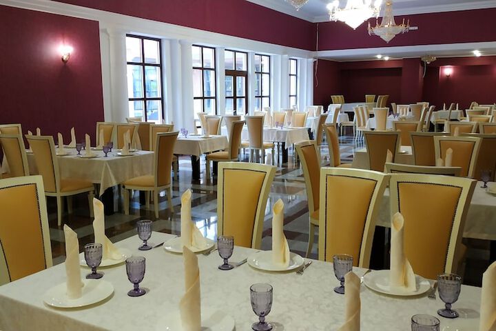 Dining 40 of 51