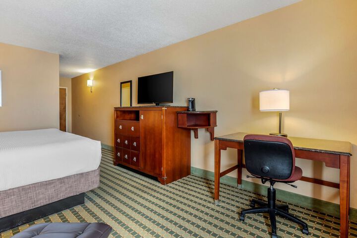 1 King Bed High Speed Internet Accessible Coffee Maker, Hairdryer Iron and Ironing Board (8 of 15)