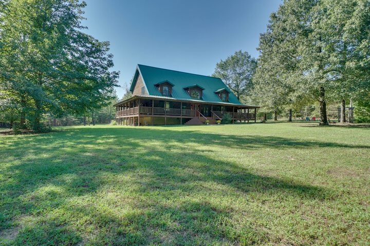 Secluded Broken Bow Cabin w / Fire Pit and Deck!