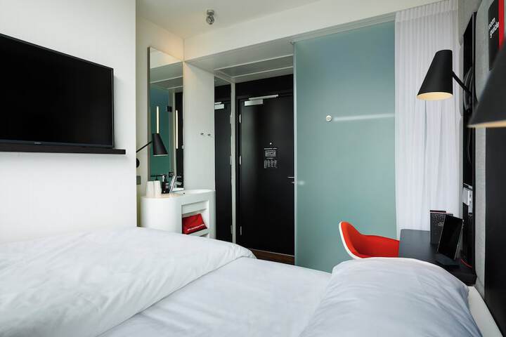 Room 12 of 37
