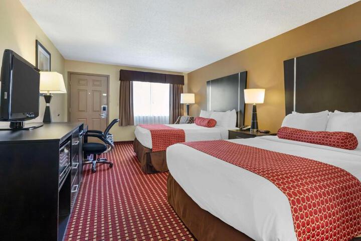 2 Queen Beds Microwave, Refrigerator WiFi Full Breakfast (4 of 7)