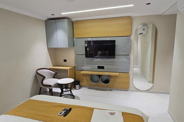 Room 2 of 33