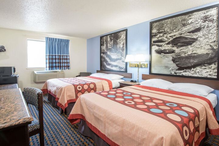 1 Queen Bed (3 of 12)
