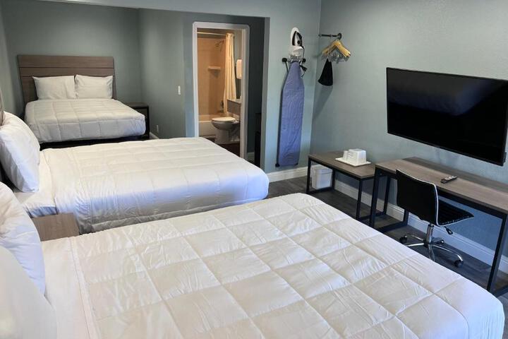 1 Queen Bed (27 of 30)