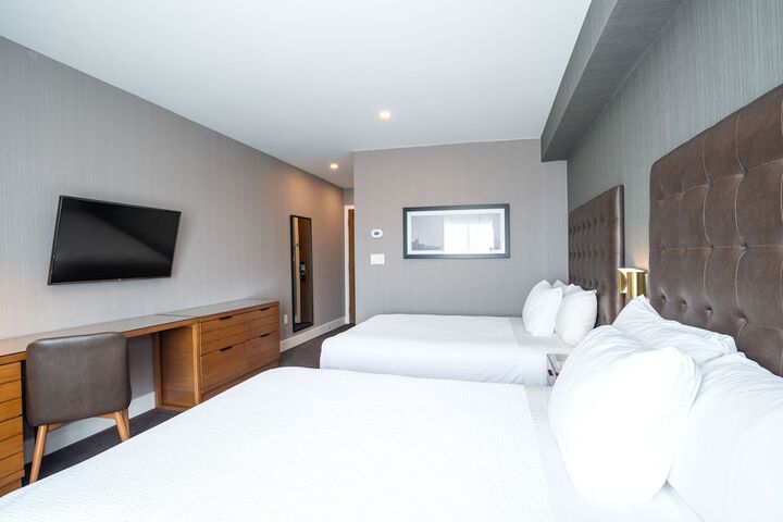 2 Queen Beds (3 of 9)