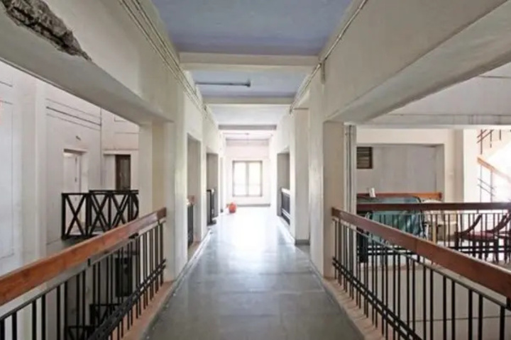 Room 4 of 10