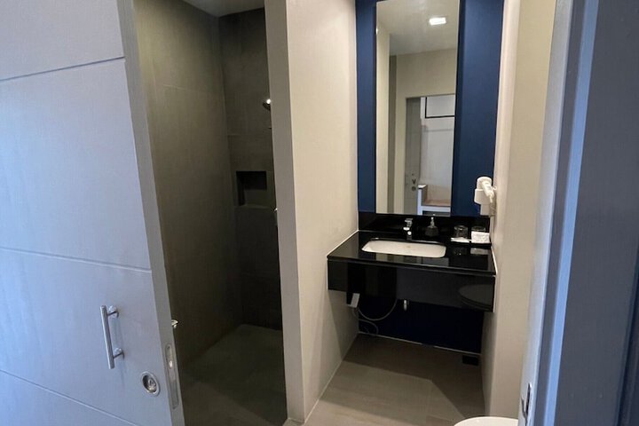 Room 9 of 38