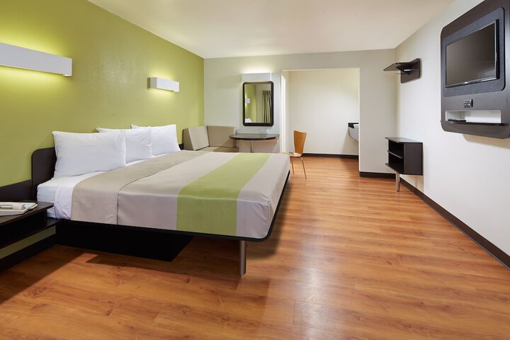 1 King Bed (3 of 11)