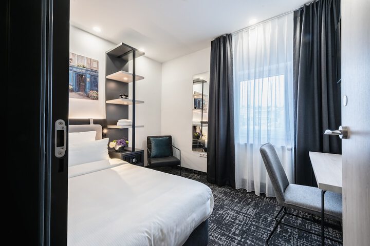 Room 34 of 62