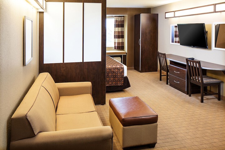 Suite Accessible Queen Size Bed (4 of 12)