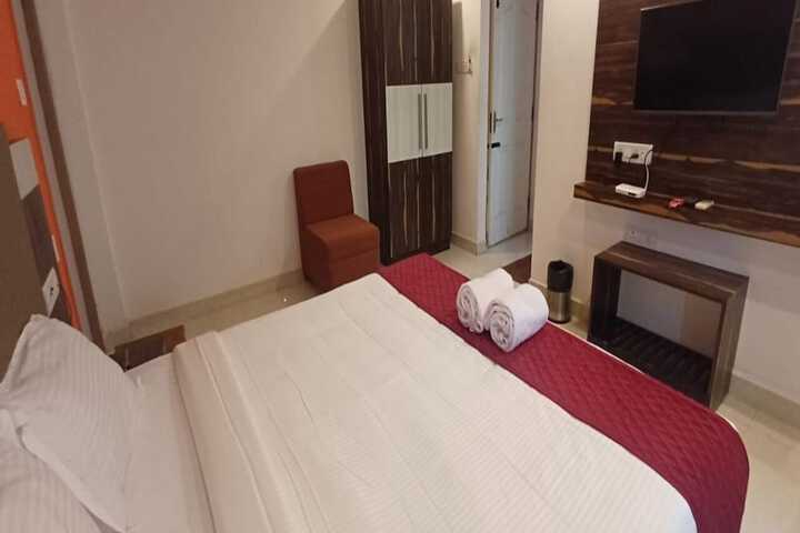 Room 4 of 12
