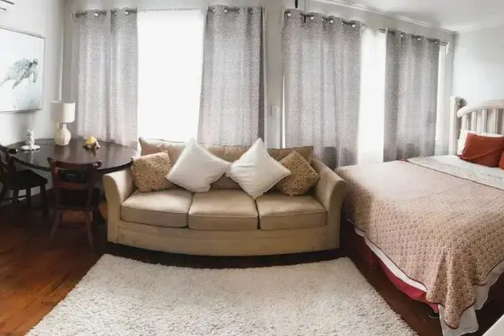 Room 4 of 10