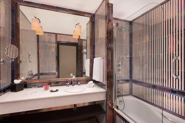 Room 105 of 210