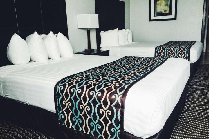 2 Queen Beds High Speed Internet Accessible Microwave and Refrigerator Full Breakfast (2 of 8)