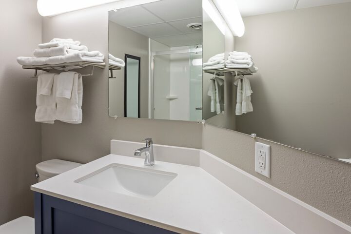1 Bedroom Suite King Bed Jetted Tub (2 of 9)