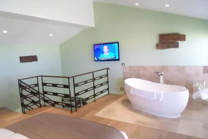 Deep soaking bathtub
