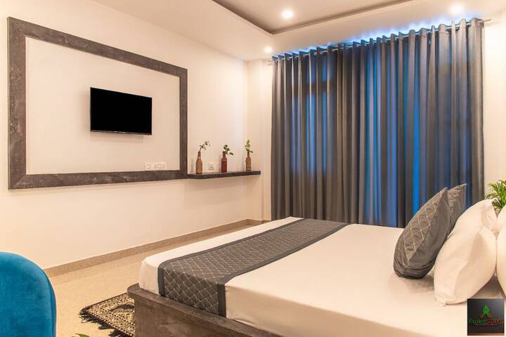 Room 3 of 53