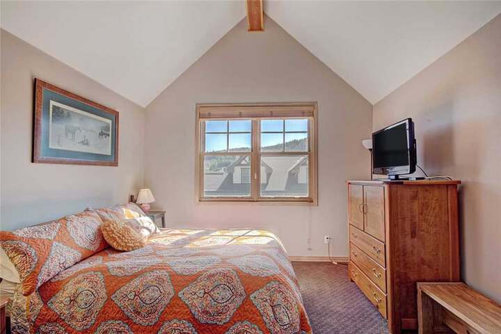 Room 5 of 136