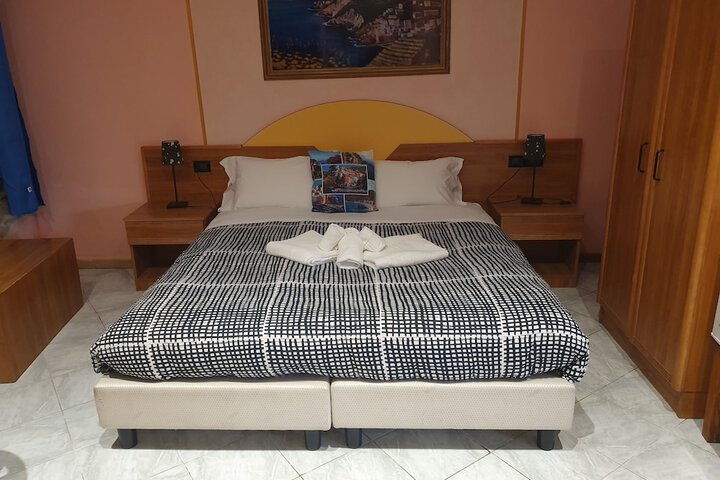 Room 10 of 28