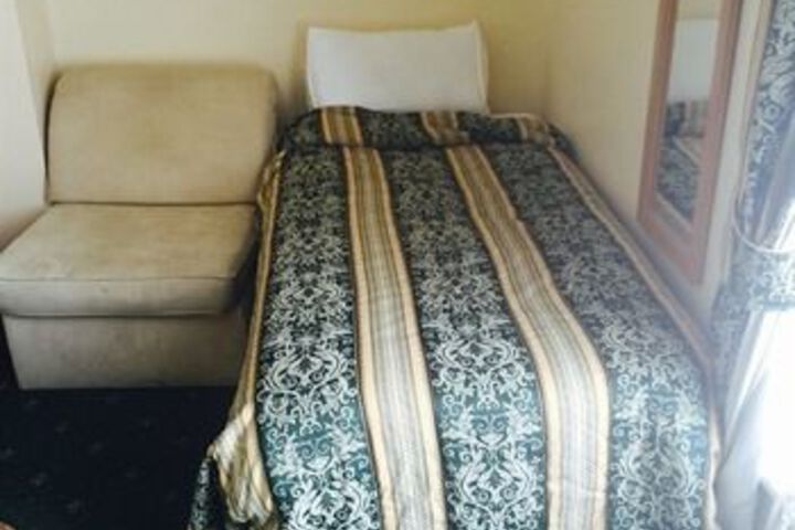 Room 7 of 16